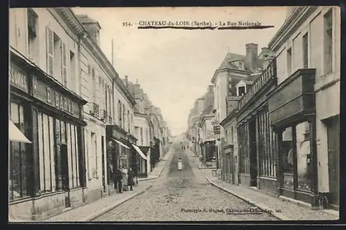 AK Château-du-Loir /Sarthe, La Rue Nationale animée avec boutiques et passants