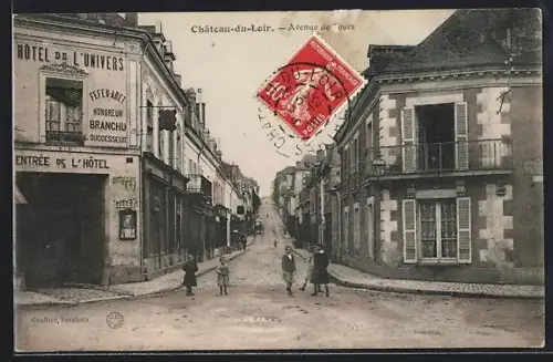 AK Château-du-Loir, Avenue de Tours avec l`Hôtel de l`Univers et passants dans la rue