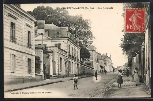 AK Château-du-Loir /Sarthe, Rue Nationale animée avec passants et bâtiments historiques