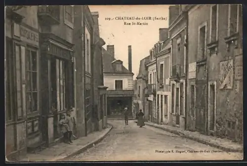 AK Château-du-Loir /Sarthe, Rue St-Martin animée avec passants et boutiques