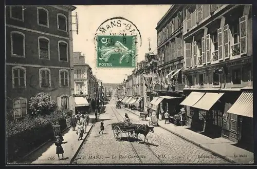AK Le Mans, La Rue Gambetta animée avec calèches et passants