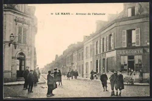 AK Le Mans, Avenue de l`Abattoir animée avec passants et bâtiments