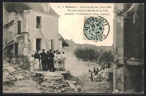 AK Mamers, Catastrophe du juin 1904, Vue près du Moulin de la Ville pendant l`écroulement d`une maison