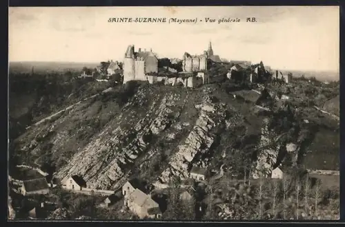 AK Sainte-Suzanne /Mayenne, Vue générale de la forteresse sur la colline rocheuse