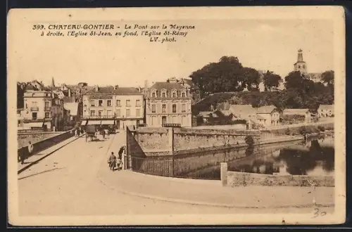 AK Château-Gontier, Le Pont sur la Mayenne et les églises St-Jean et St-Rémy en arrière-plan