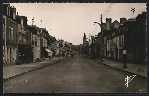 AK Pré-en-Pail /Mayenne, Rue Aristide-Briand avec bâtiments et église au fond