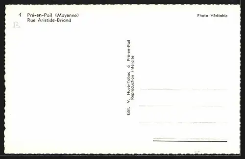 AK Pré-en-Pail /Mayenne, Rue Aristide-Briand avec bâtiments et église au fond