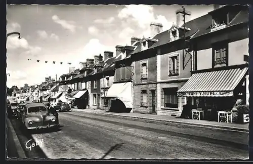 AK Pré-en-Pail /Mayenne, Rue Aristide-Briand avec voitures et café