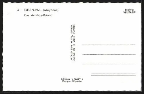 AK Pré-en-Pail /Mayenne, Rue Aristide-Briand avec voitures et café