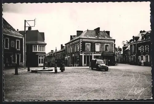 AK Cossé-le-Vivien /Mayenne, Place du Marché avec voitures et bâtiments commercants