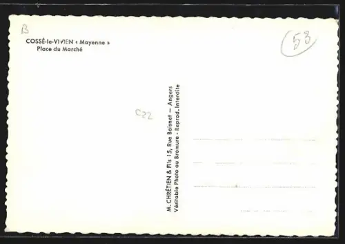 AK Cossé-le-Vivien /Mayenne, Place du Marché avec voitures et bâtiments commercants