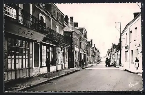 AK Cossé-le-Vivien /Mayenne, Rue de Nantes avec café et commerces