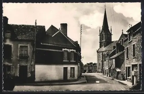 AK Courcité /Mayenne, La rue principale avec l`église en arrière-plan