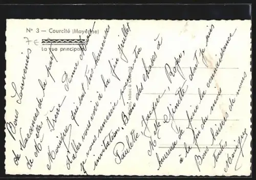 AK Courcité /Mayenne, La rue principale avec l`église en arrière-plan