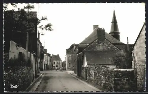 AK Torcé-en-Charnie /Mayenne, Rue de Chemiré avec vue sur l`église et maisons anciennes