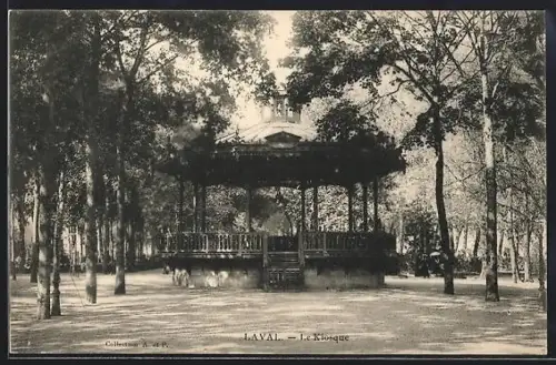 AK Laval, Le Kiosque dans le parc entouré d`arbres majestueux