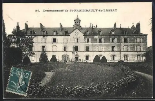 AK St-Fraimbault-de-Lassay, Communauté avec jardin à l`avant