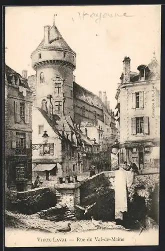 AK Laval, Rue du Val-de-Maine dans le Vieux Laval avec architecture historique
