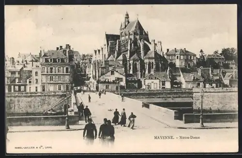 AK Mayenne, Notre-Dame et le pont animé de passants