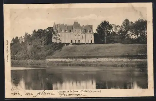 AK Daon /Mayenne, Château de la Porte, vue sur le château et le lac adjacents