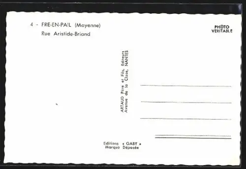 AK Pré-en-Pail /Mayenne, Rue Aristide-Briand avec commerces et voitures