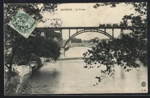 AK Mayenne, Le Viaduc avec train passant au-dessus de la rivière