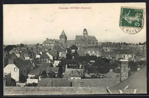 AK Evron /Mayenne, Panorama d`Évron avec vue sur les toits et l`église en arrière-plan