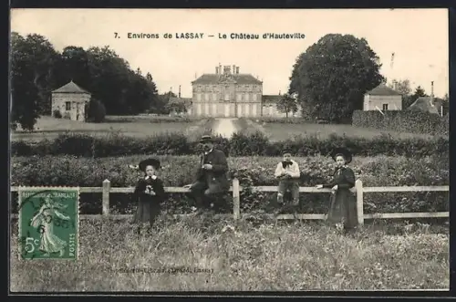 AK Lassay, Le Château d`Hauteville avec enfants posant devant une clôture