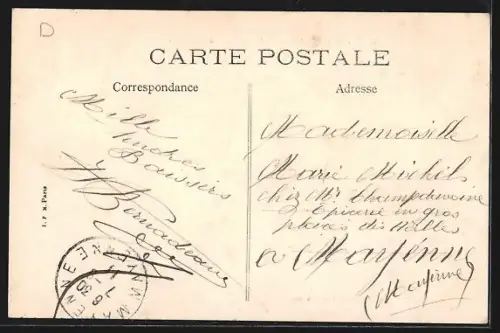 AK Lassay, Le Château d`Hauteville avec enfants posant devant une clôture