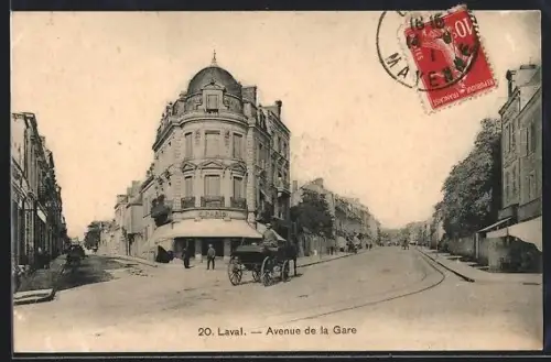 AK Laval, Avenue de la Gare avec calèche et bâtiments historiques