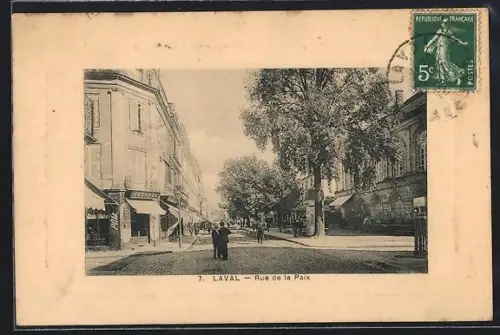 AK Laval, Rue de la Paix avec boutiques et passants