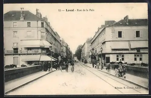 AK Laval, Rue de la Paix animée avec passants et bâtiments historiques