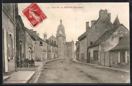 AK Bouère /Mayenne, Une rue de Bouère avec vue sur l`église et maisons adjacentes