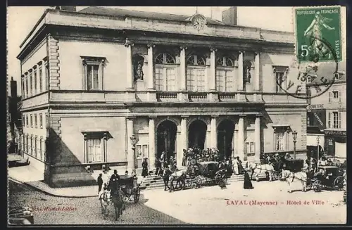 AK Laval /Mayenne, Hôtel de Ville avec voitures à cheval et passants