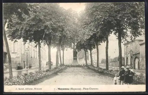 AK Mayenne /Mayenne, Place Cheverus avec arbres et passants