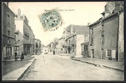 AK Mayenne, Rue de Paris animée avec passants