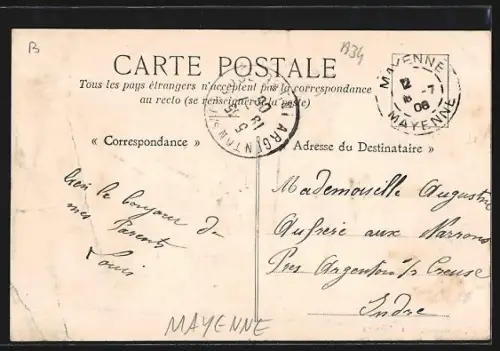 AK Mayenne, Rue de Paris animée avec passants