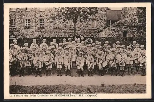 AK Saint-Georges-de-l`Isle /Mayenne, La Fanfare des Petits Orphelins devant le bâtiment en pierre