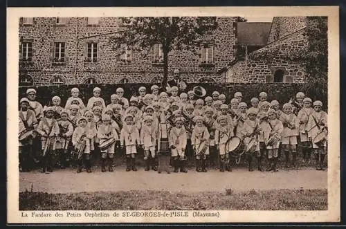AK St. Georges-de-l`Isle /Mayenne, La Fanfare des Petits Orphelins devant le bâtiment en pierre
