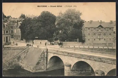 AK Mayenne, Grand Hôtel et pont sur la rivière