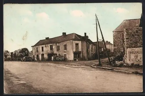 AK La Gravelle /Mayenne, Le haut du bourg avec bâtiments anciens et route principale