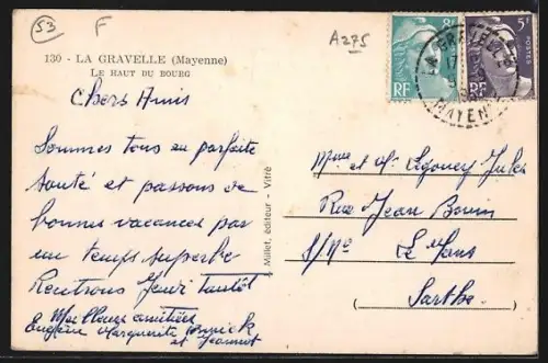 AK La Gravelle /Mayenne, Le haut du bourg avec bâtiments anciens et route principale