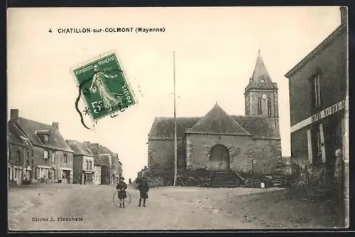 AK Chatillon-sur-Colmont /Mayenne, Vue de l`église et de la place du village avec habitants