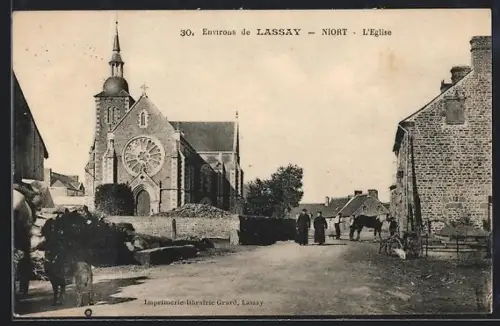 AK Lassay, L`Église et rue animée avec des chevaux et passants