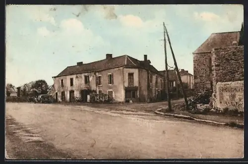 AK La Gravelle /Mayenne, Vue de la rue principale avec bâtiments et poteaux électriques