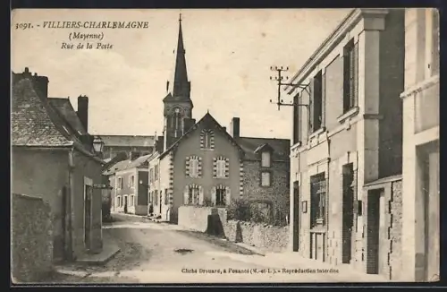 AK Villiers-Charlemagne /Mayenne, Rue de la Poste avec église et bâtiments environnants