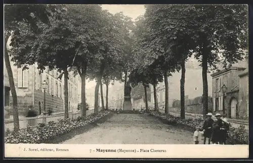 AK Mayenne, Place Cheverus avec allée arborée et passants