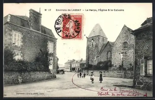 AK Le Horps, L`église et le calvaire avec des passants dans la rue du village