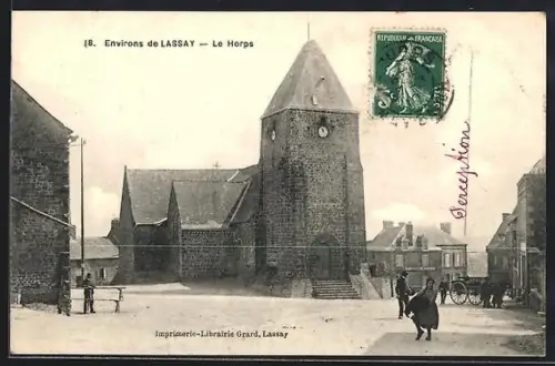 AK Le Horps /Lassay, Église et place du village animée