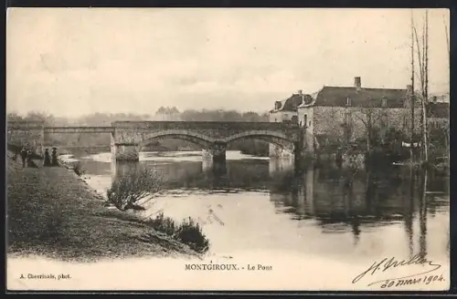 AK Montgiroux, Le Pont sur la rivière avec maisons environnantes